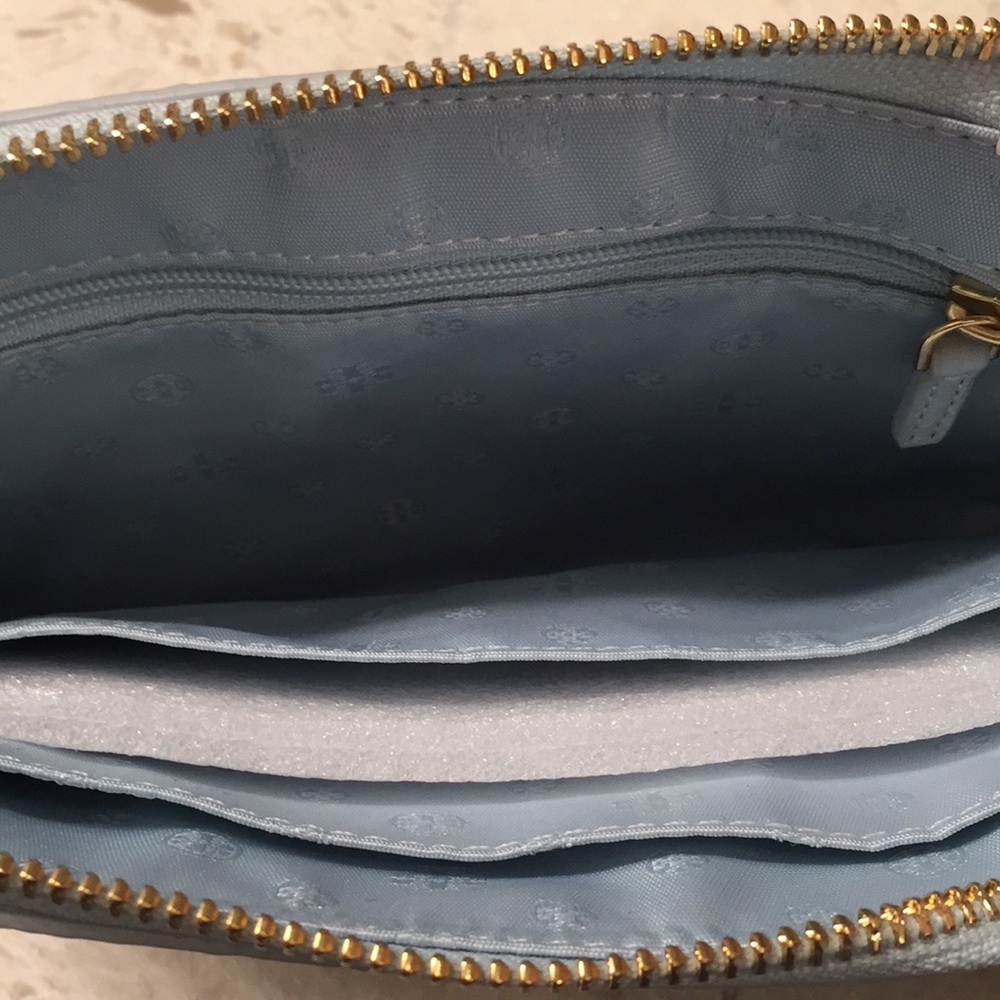 ❌SOLD❌Tory Burch Britten Lrg zip Wristlet, Seltzer - Picture 4 of 8